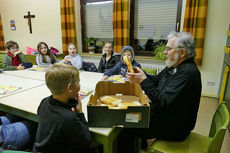 Symbolische Mantelteilung mit den Kommunionkindern (Foto: Karl-Franz Thiede)